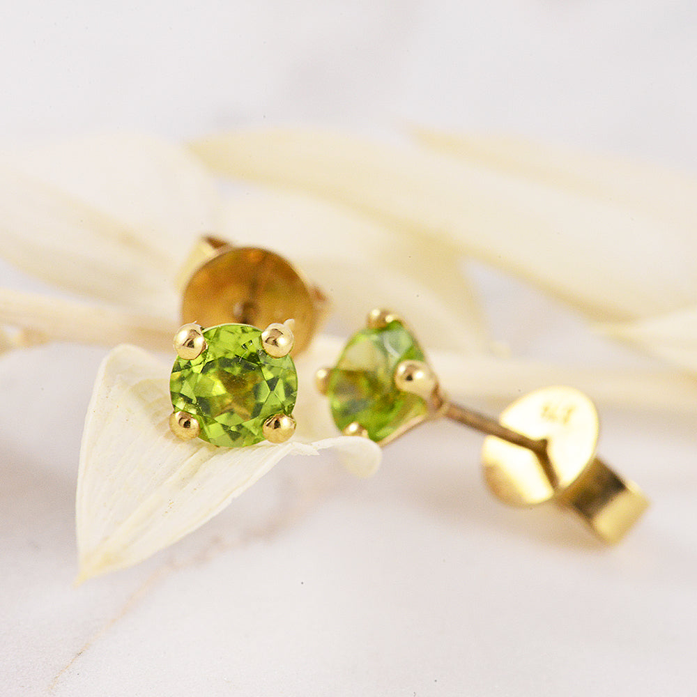 Classic Four Claw Peridot Yellow Gold Stud earrings