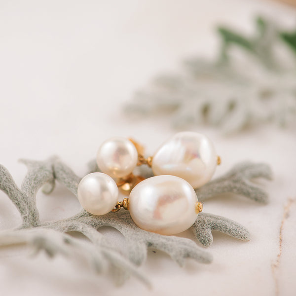 White Fresh Water Pearl, 9K Yellow gold stud earrings