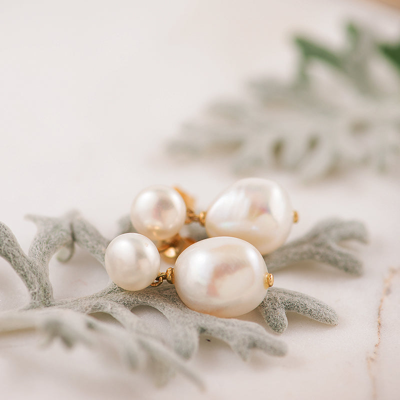White Fresh Water Pearl, 9K Yellow gold stud earrings