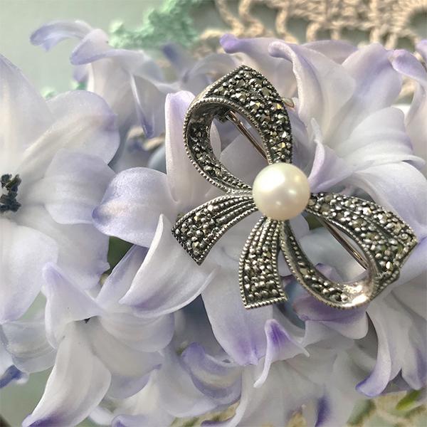 Marcasite and Cultured Pearl Centre Bow Brooch