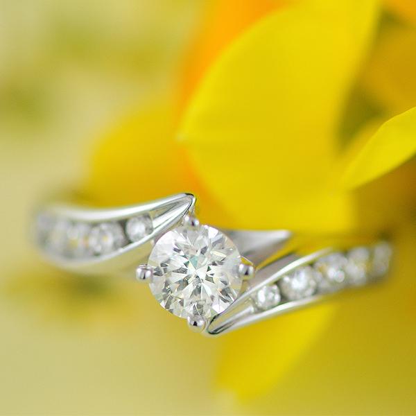 Diamond Engagement Ring set in 18k White Gold