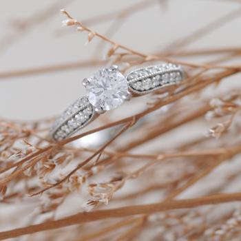 Diamond Ring in 18k White Gold