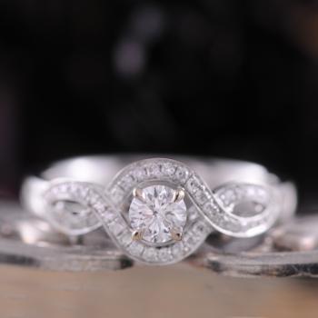 Diamond Twist Ring in 18k White Gold