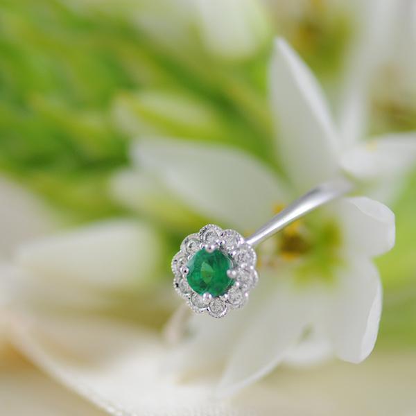 Emerald & Diamond Ring set in 9k White Gold